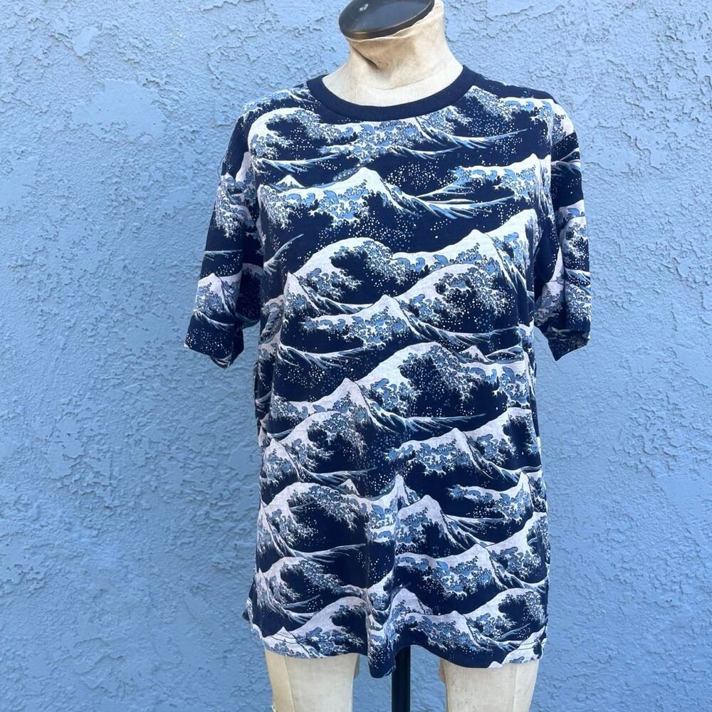 Uniqlo Wave T-shirt  Katsushika Hokusai tee size medium